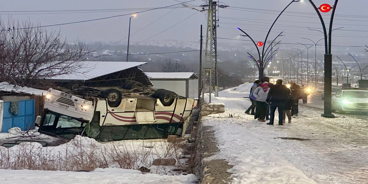 Malatya'da işçi servisi devrilerek ters döndü: 9 yaralı
