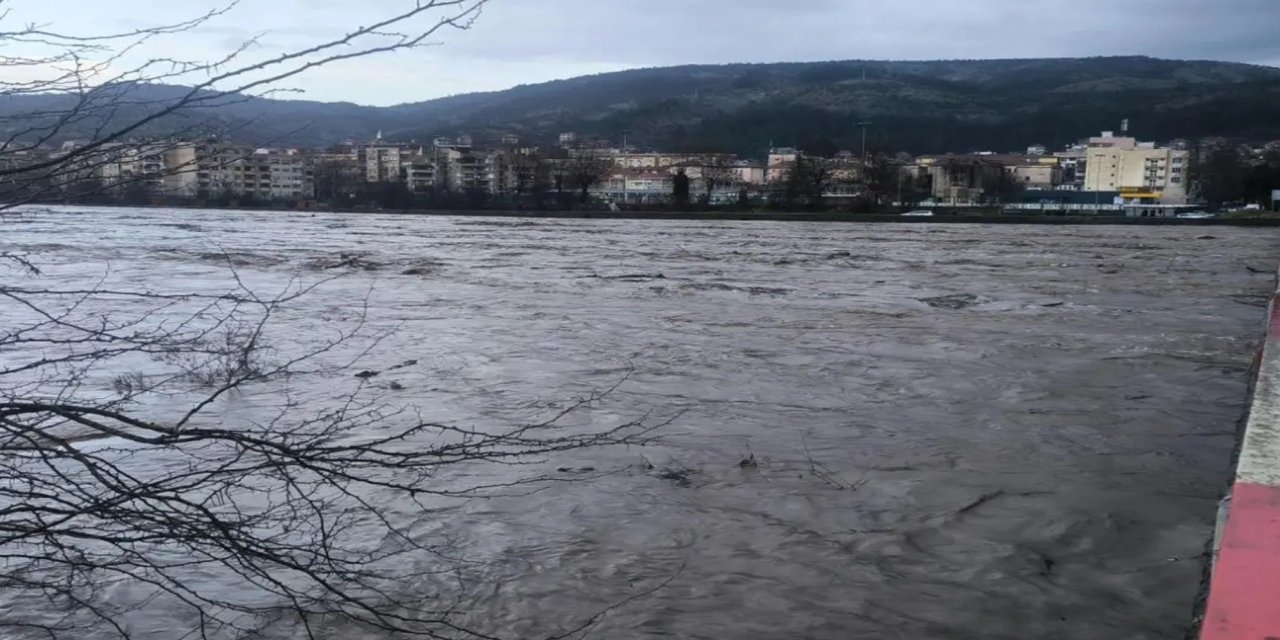 Bulgaristan'da şiddetli yağışlar etkili oldu yerleşim yerleri su altında kaldı