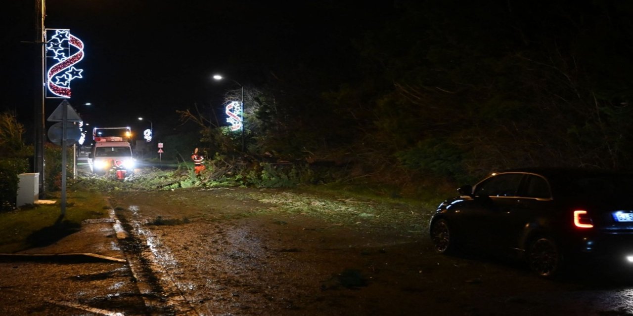 Fırtına Fransa'da 380 bin haneyi elektriksiz bıraktı