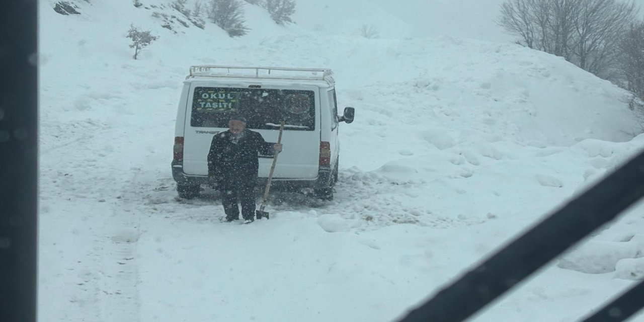 Siirt'te kar yağışı nedeniyle mahsur kalan öğrenci servisi kurtarıldı
