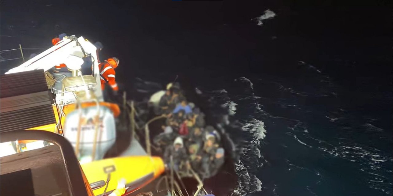 İzmir açıklarında göçmen botu battı: 1 ölü, 7 kişi kayıp