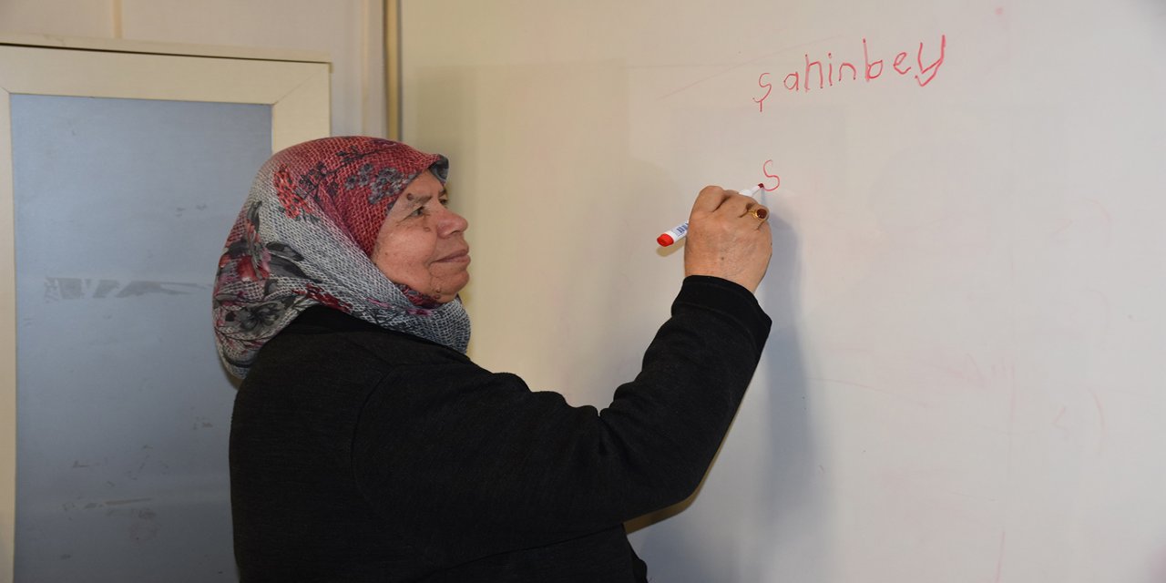 Gaziantep'te bir ev hanımı 58 yıl sonra okuma-yazma hayaline kavuştu
