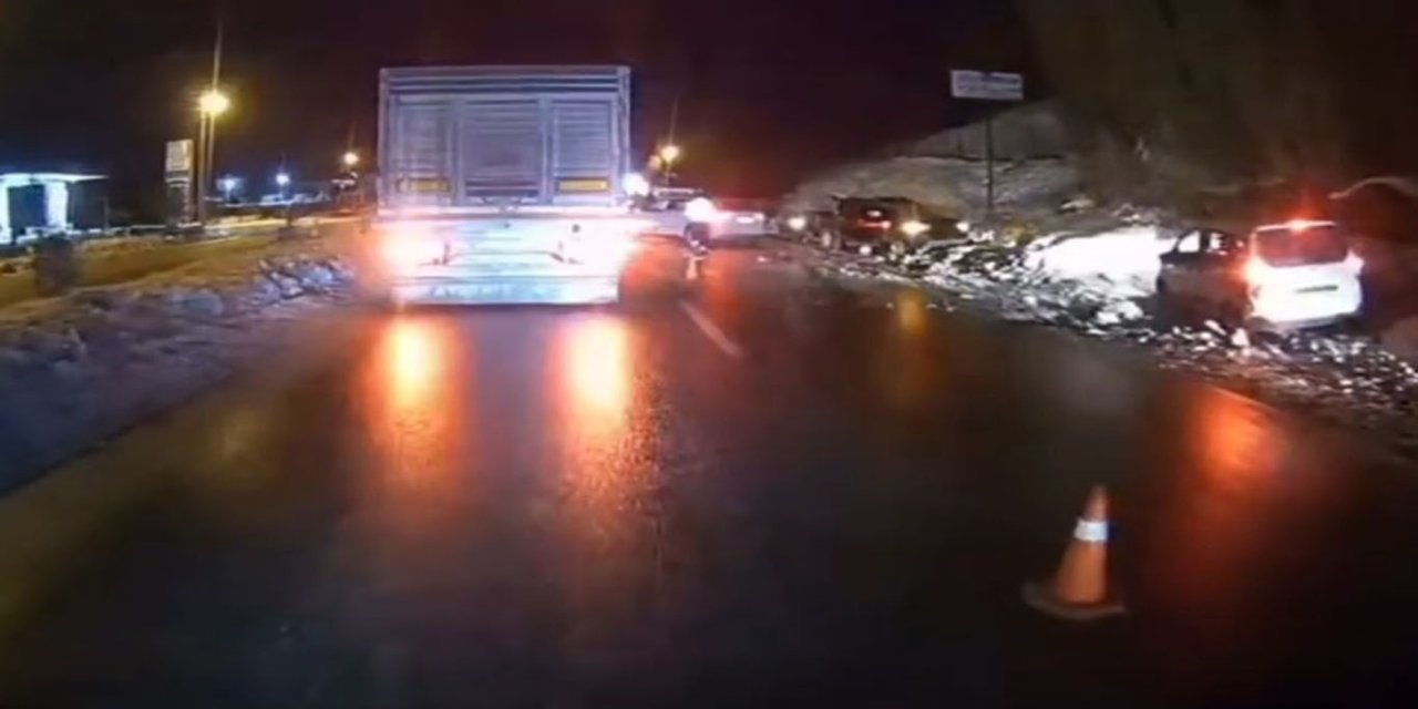 Diyarbakır'da 3 aracın karıştığı zincirleme kazada 2 kişi yaralandı