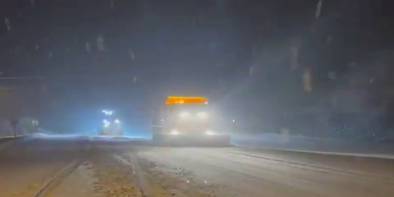 Malatya-Kayseri yolunda yoğun kar yağışı ulaşımı olumsuz etkiliyor