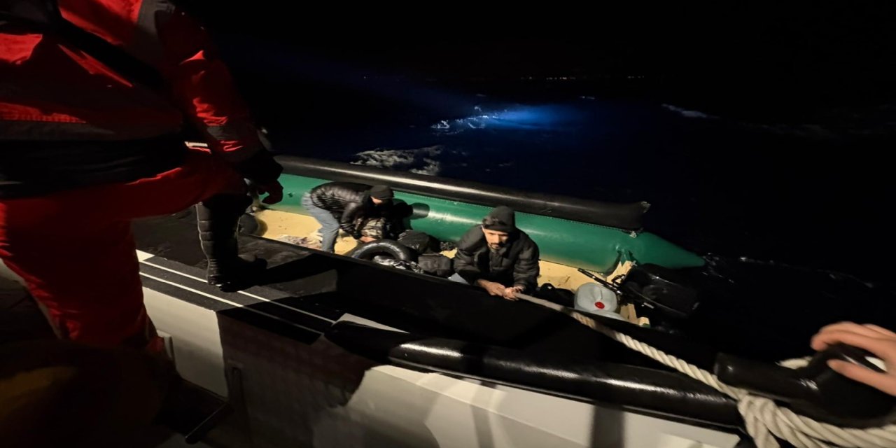 İzmir açıklarında 43 düzensiz göçmen yakalandı