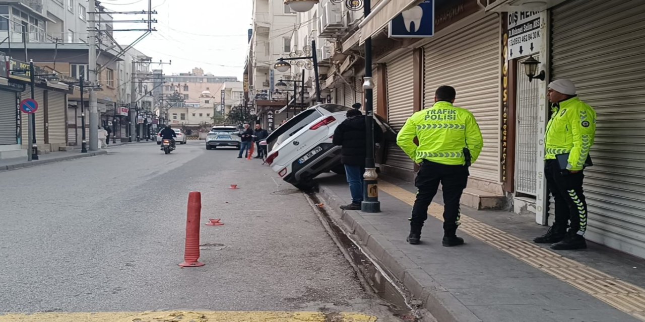 Mardin’de kontrolden çıkan otomobil elektrik direğine çarptı