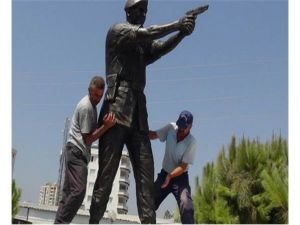 Şehit Astsubay Ömer Halisdemir’in heykelini diktiler