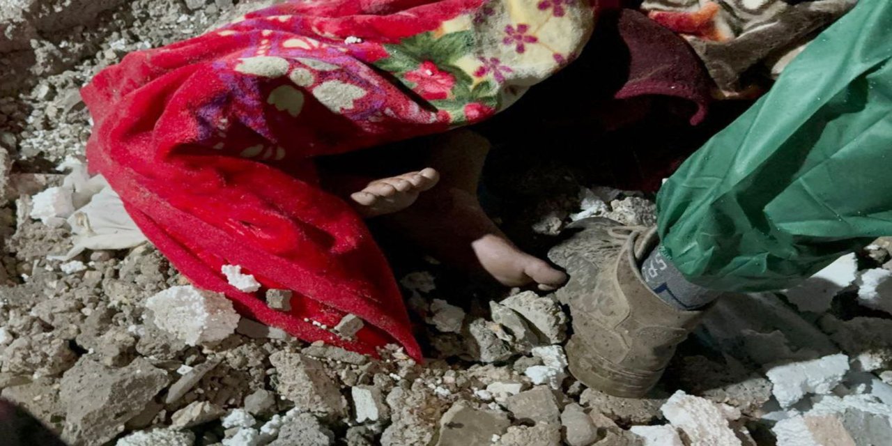 Gazze'de siyonist rejimin saldırılarıyla zayıflayan binalar çöktü: 4 şehit