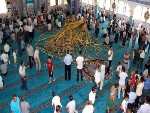 Cami cemaatinin üzerine avize düştü: 11 yaralı