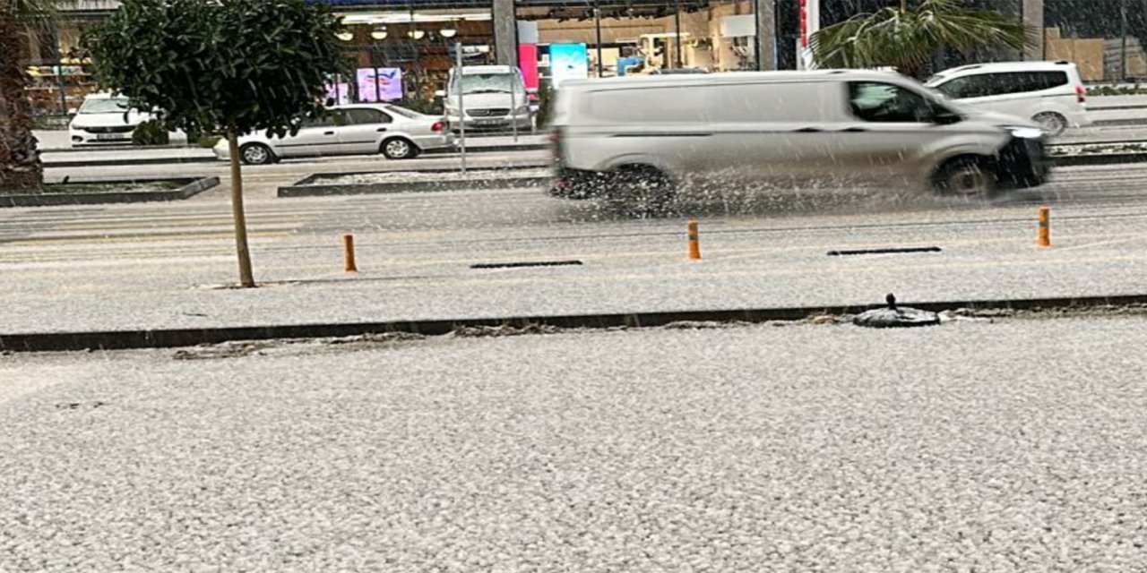 Mersin’de karla karışık yağmur günlük hayatı olumsuz etkiledi
