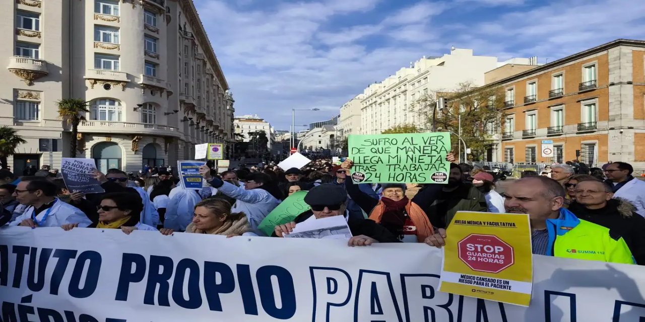 İspanya’da doktorlar, yeni tüzüğü protesto için greve gitti