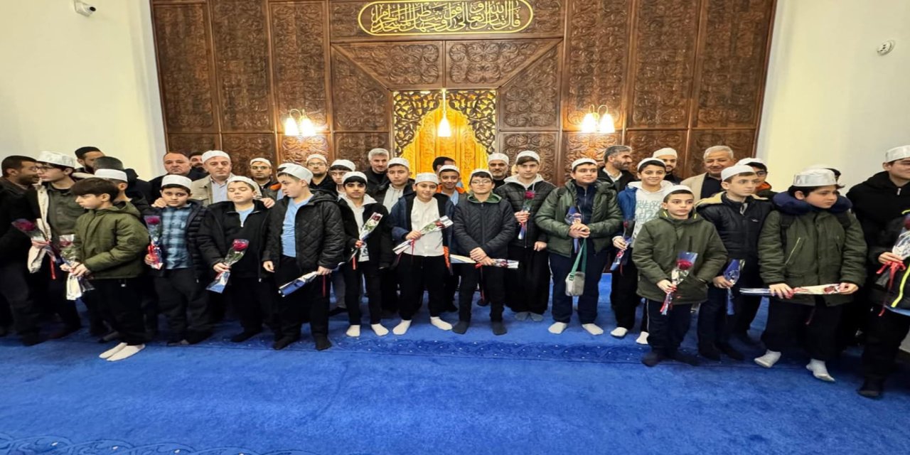 Malatya'da hafızlık öğrencileri umre yolculuğuna dualarla uğurlandı