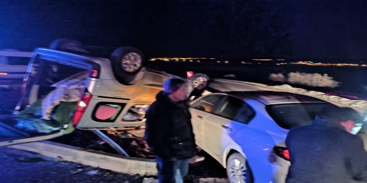 Mardin’de hafif ticari araç ile otomobil çarpıştı: 8 yaralı