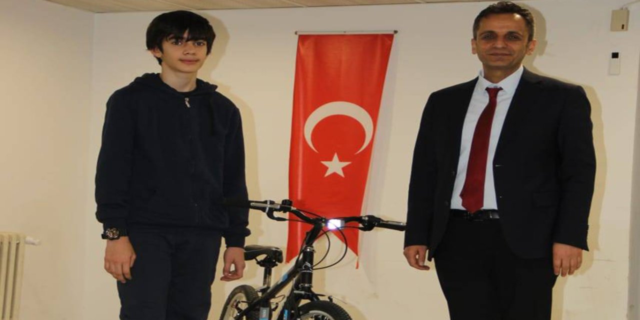 Şırnak'ta Kırk Hadis-i Şerif Ezberleme Yarışması'nda dereceye girenler ödüllendirildi