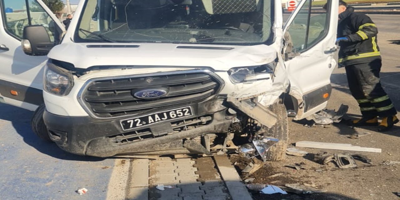 Batman'da tır ve minibüsün karıştığı kazada 6 kişi yaralandı