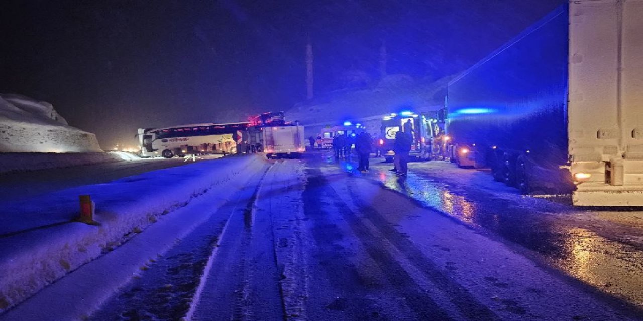 Bingöl-Erzurum kara yolunda tır ve yolcu otobüsü çarpıştı: 3 yaralı