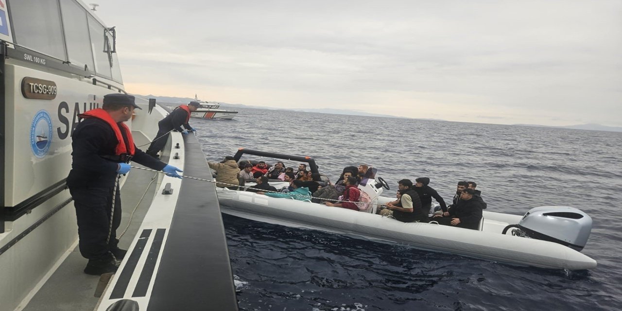 Çanakkale açıklarında lastik botta sürüklenen düzensiz göçmenler kurtarıldı