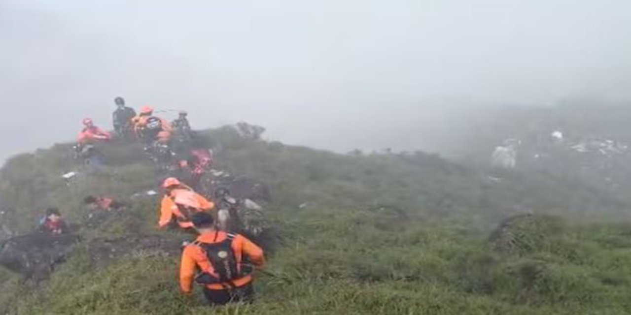 Endonezya’da 11 yolcusuyla kaybolan uçağın enkazı bulundu