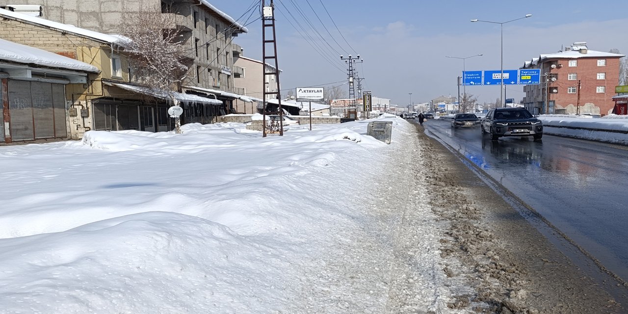 Ağrı’da çatılar çöktü, vatandaş kaldırıma hasret kaldı