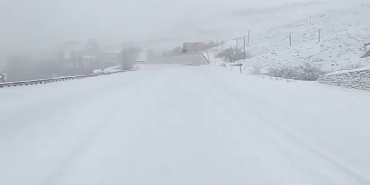 Yoğun kar ve tipi nedeniyle Pınarbaşı-Malatya karayolu trafiğe kapatıldı