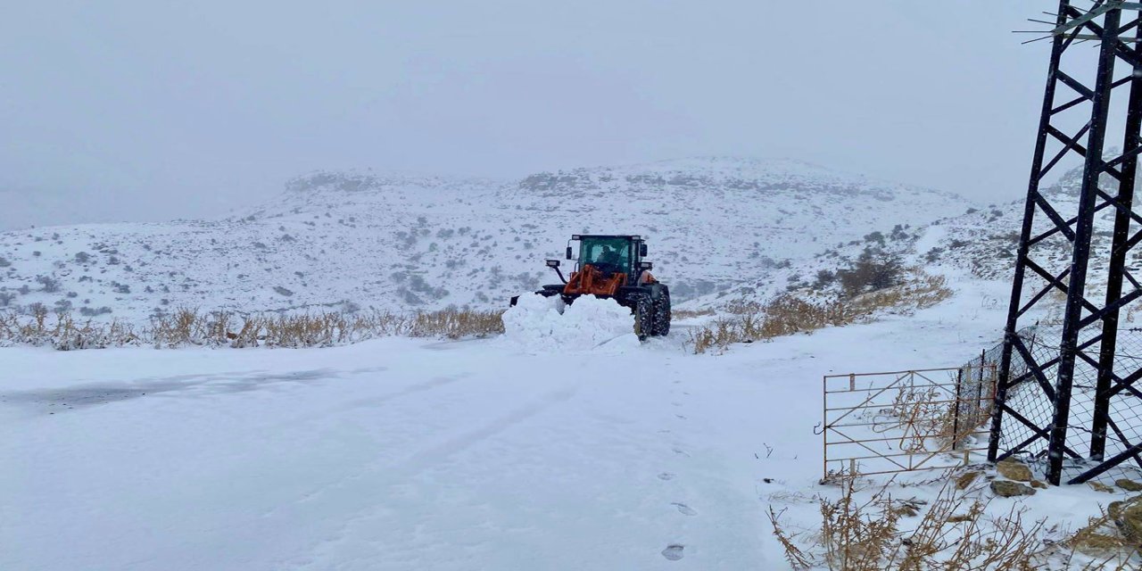 Batman'da kar nedeniyle kapanan köy yolu ulaşıma açıldı