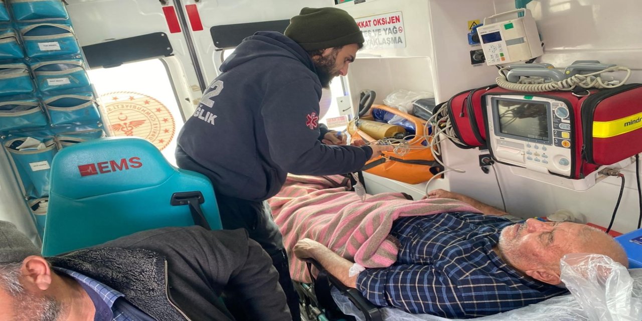 Kar altındaki köylerde sağlık için zamanla yarışan ekipler, 3 hastaya ulaştı