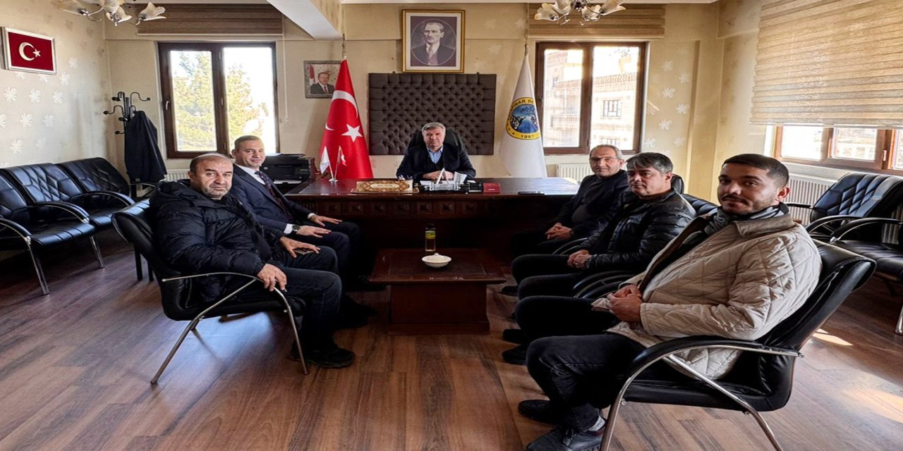 Habizbinililer Derneği, Belediye Başkanı Özhan'ı ziyaret edip öğrencilere mont dağıttı