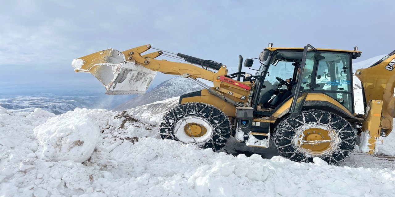 Yoğun kar Siirt’te kırsalı kilitledi: Ekipler sahada