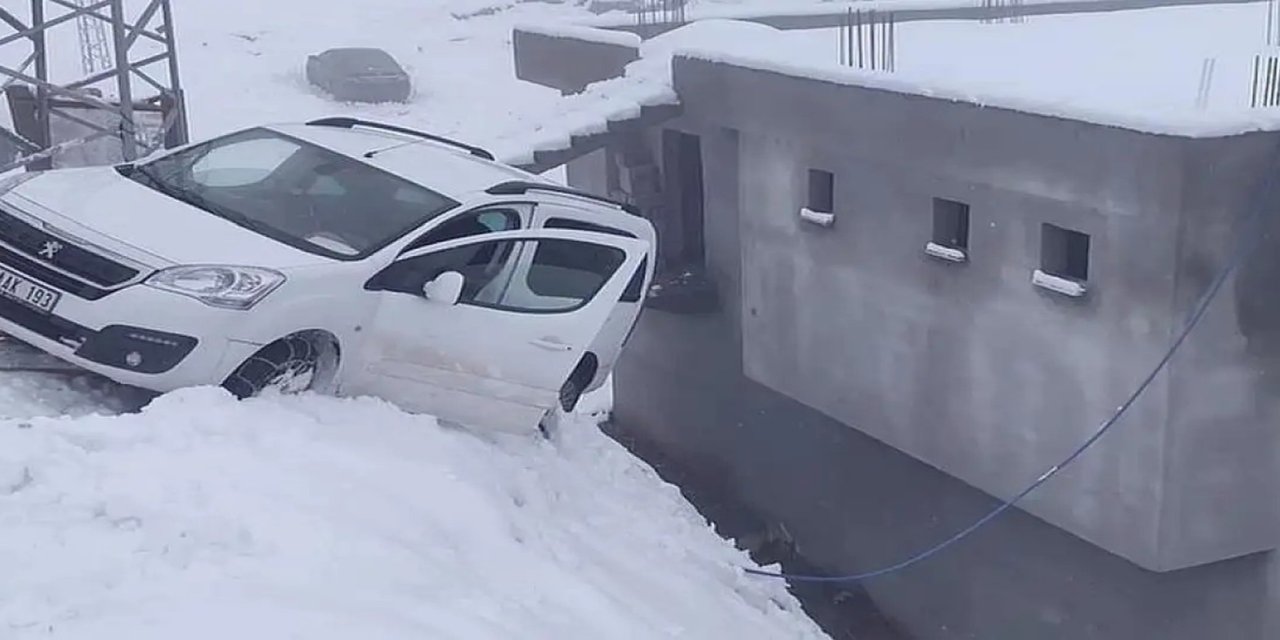 Siirt’te buzlanma nedeniyle araç evin duvarında asılı kaldı