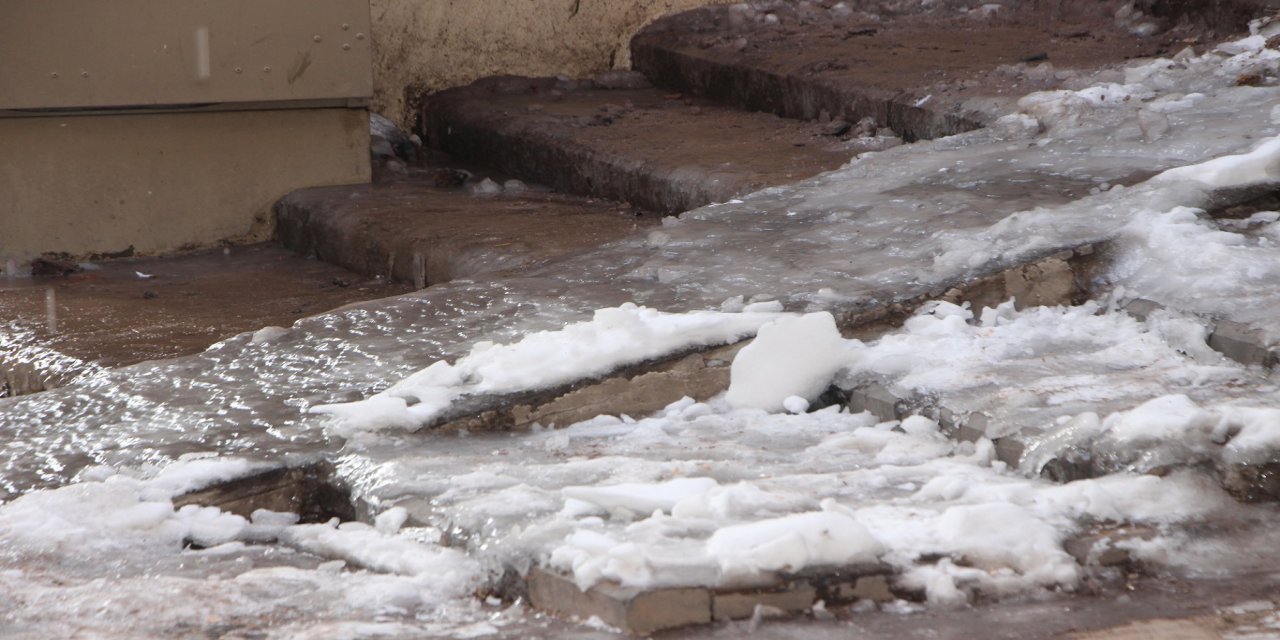 Mardin Tarihi Çarşı’da biriken kar buz tehlikesine dönüştü: Esnaf ve vatandaşlardan yetkililere çağrı