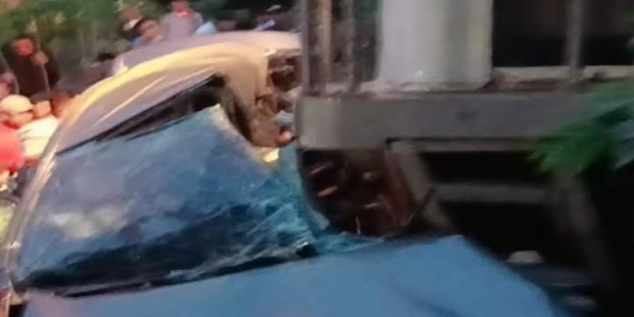 Endonezya'da tren ile minibüs çarpıştı: 7 ölü