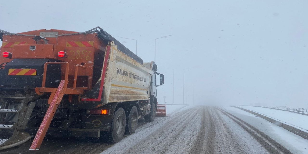 Şanlıurfa’da yoğun kar yağışı nedeniyle tır trafiğine kısıtlama getirildi