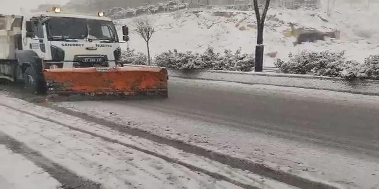 Gaziantep’te karla kaplı yolları açma çalışmaları sürüyor
