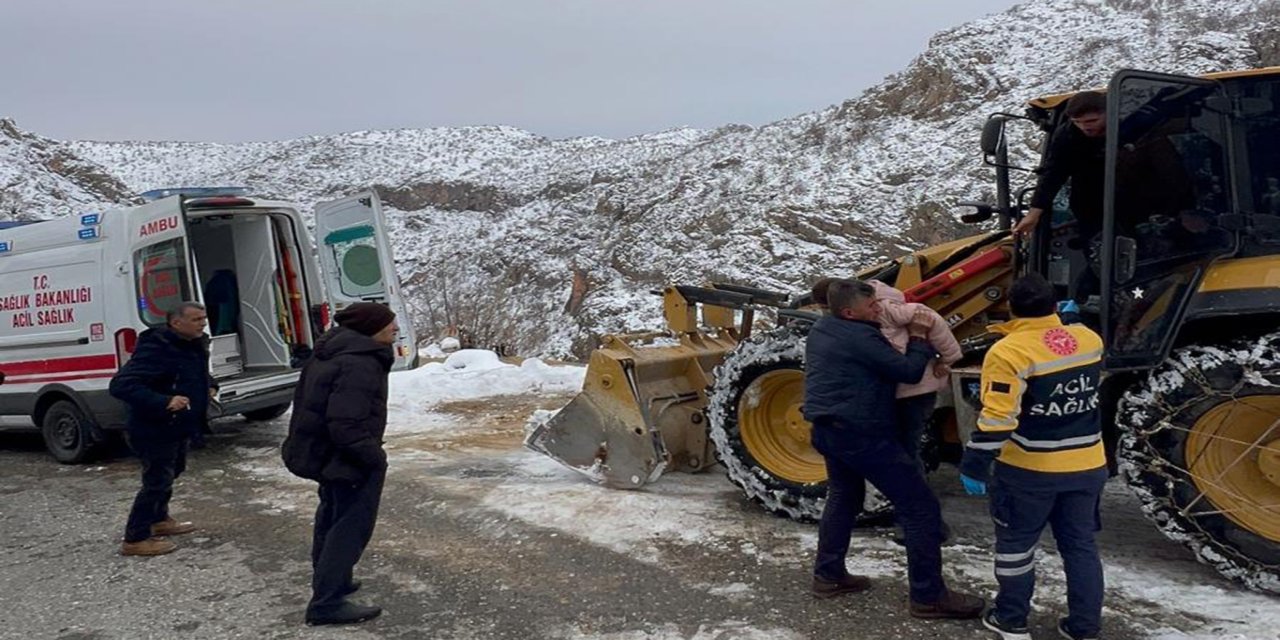 Kapalı yol açıldı, 14 yaşındaki Gülsüm sağlık ekiplerine ulaştırıldı