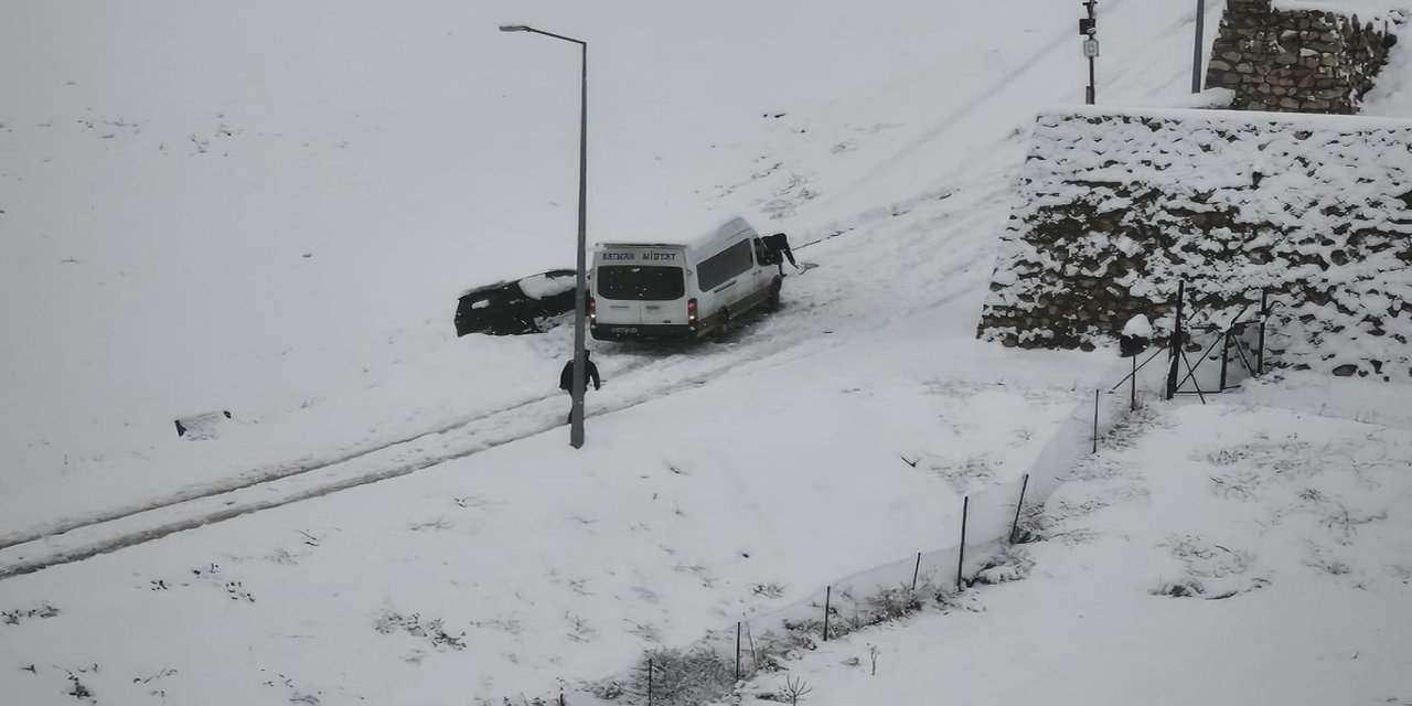Batman'da kar nedeniyle araçlar yolda kaldı
