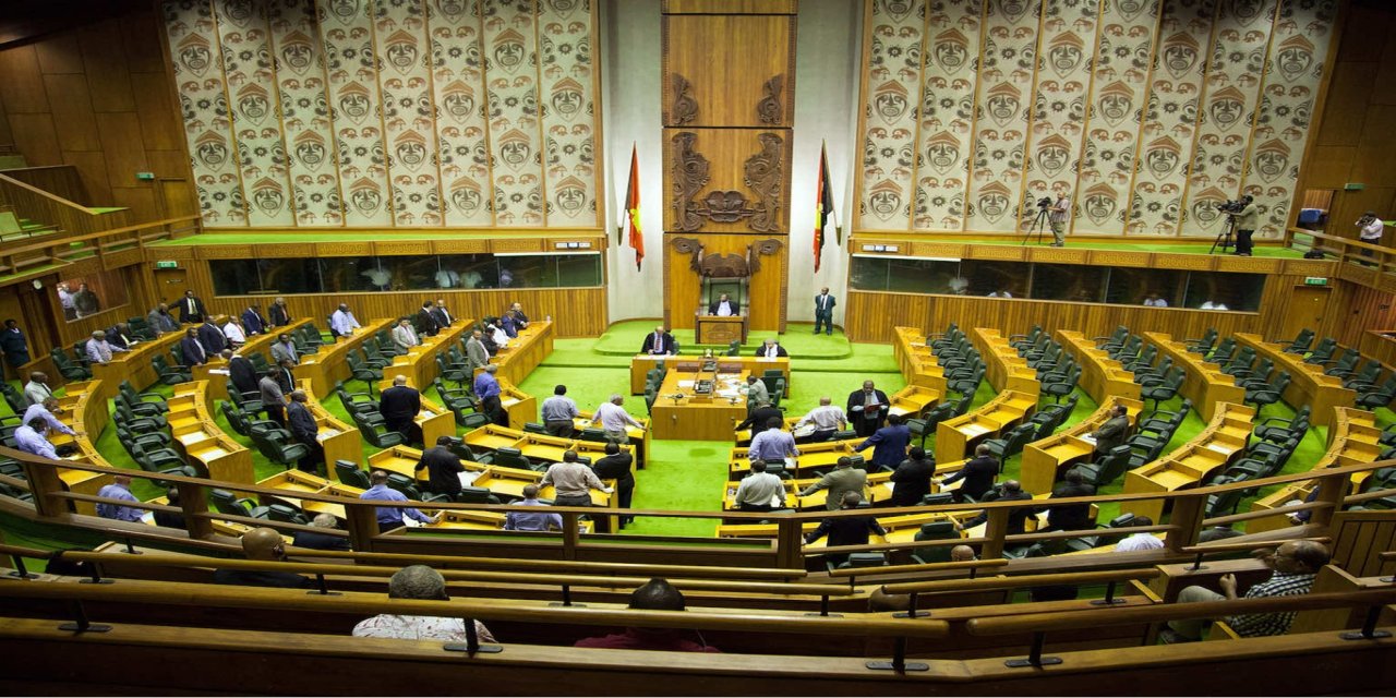 Gine'de hükümet istifa etti