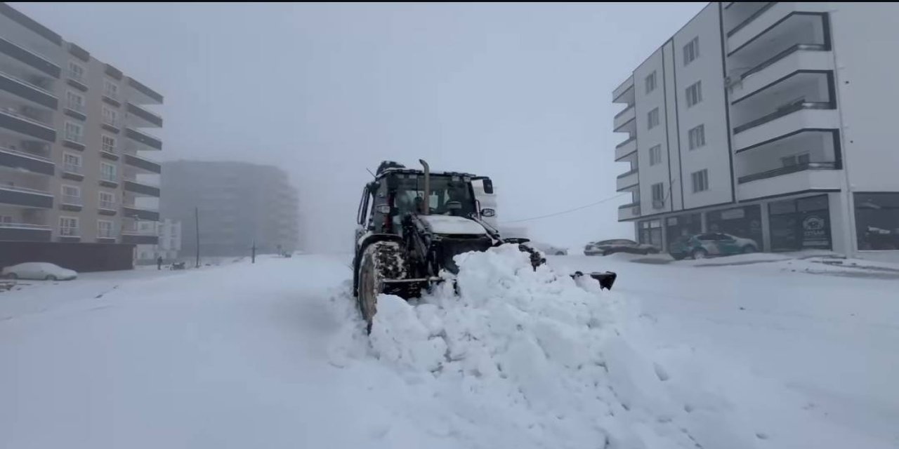 Şırnak'ta kar nedeniyle ilçeler arası yol kapandı