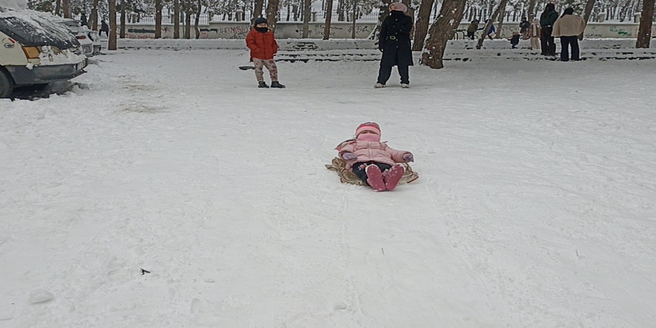 Gaziantep'te yoğun kar yağışı tatilde çocuklar için eğlenceye dönüştü