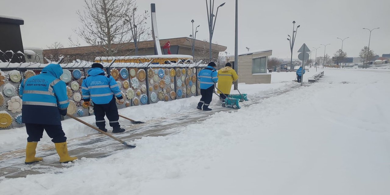 Gaziantep'te kaldırımlarda kar temizliği sürüyor