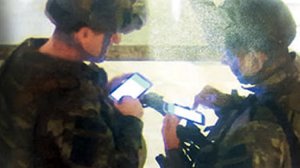 Darbeci hainlerin eli ihanette gözü telefonda