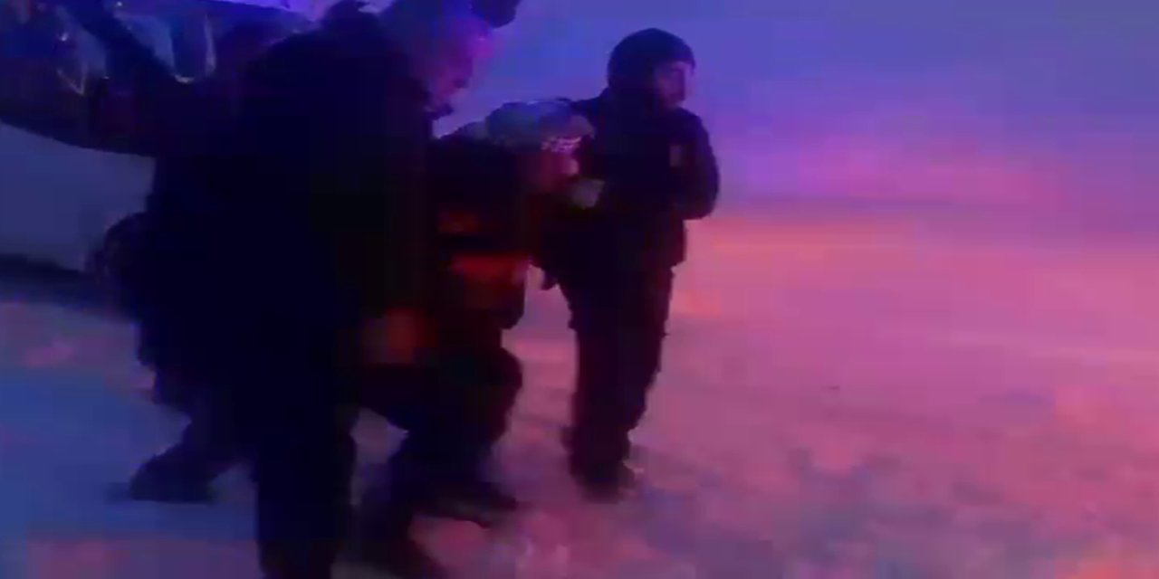 Karla kapalı köyde fenalaşan hasta 5 saatlik çalışmayla kurtarıldı