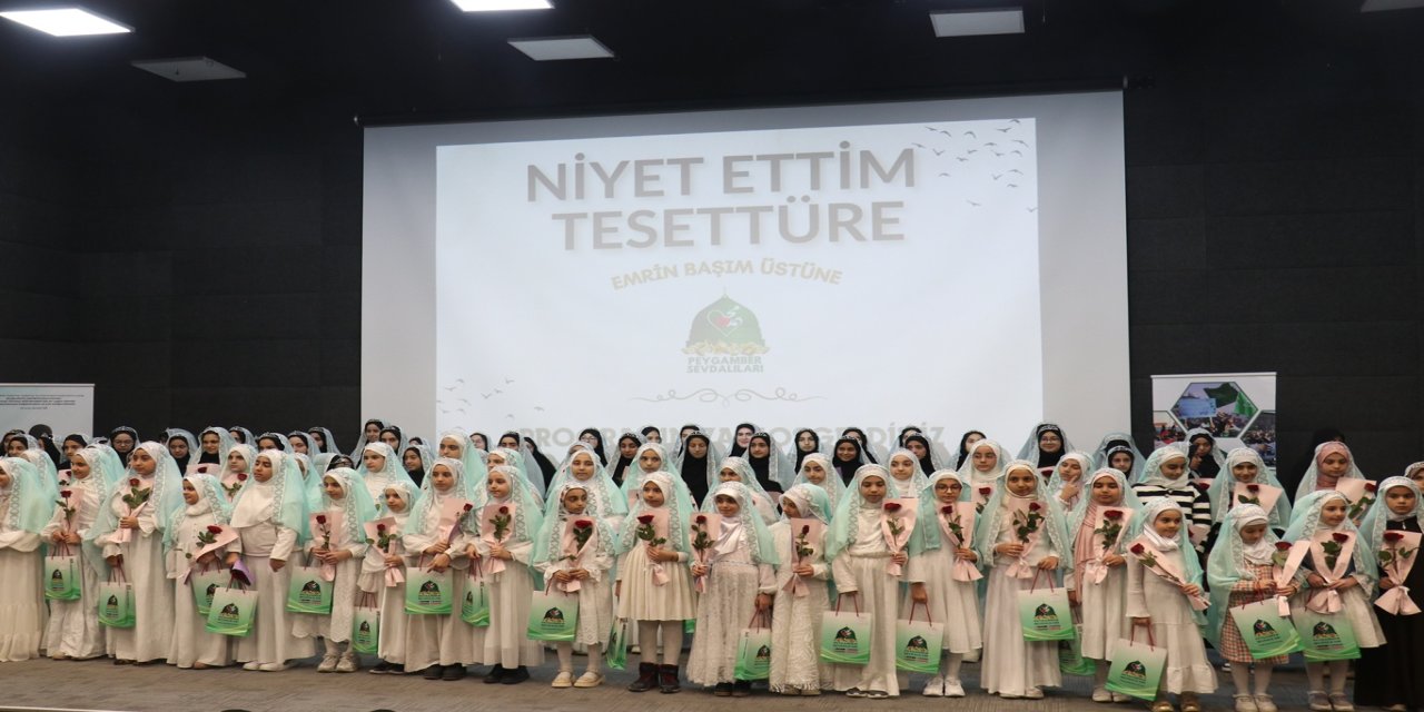 Tesettüre giren yüzlerce genç kız için görkemli tören