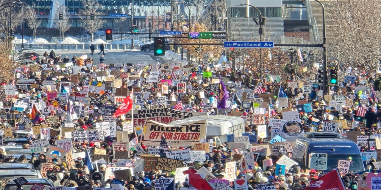 ABD'de bir kişinin federal ajanlar tarafından vurularak öldürülmesinin ardından geniş çaplı protestolar düzenledi