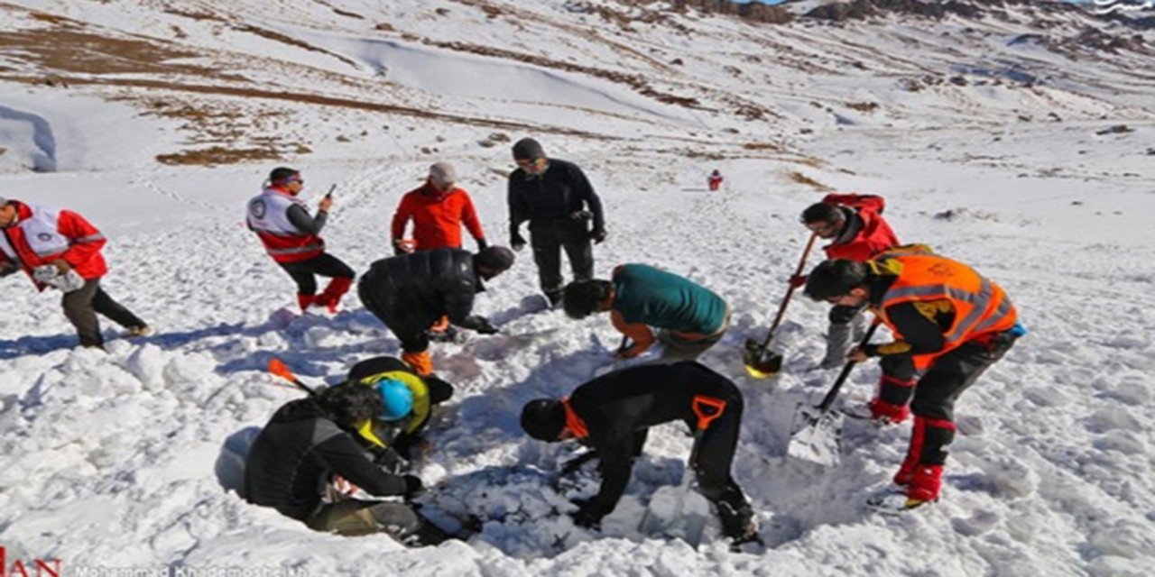 İran'da çığ altında kalan 3 kişi hayatını kaybetti