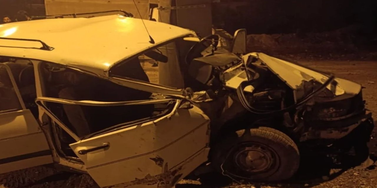 Mersin’de kontrolden çıkan otomobil direğe çarptı