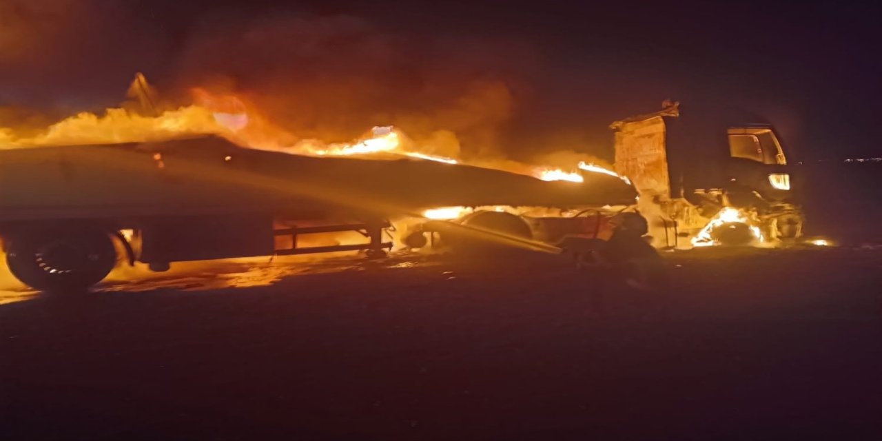 Mardin’de seyir halindeki tır alev aldı, geriye demir yığını kaldı