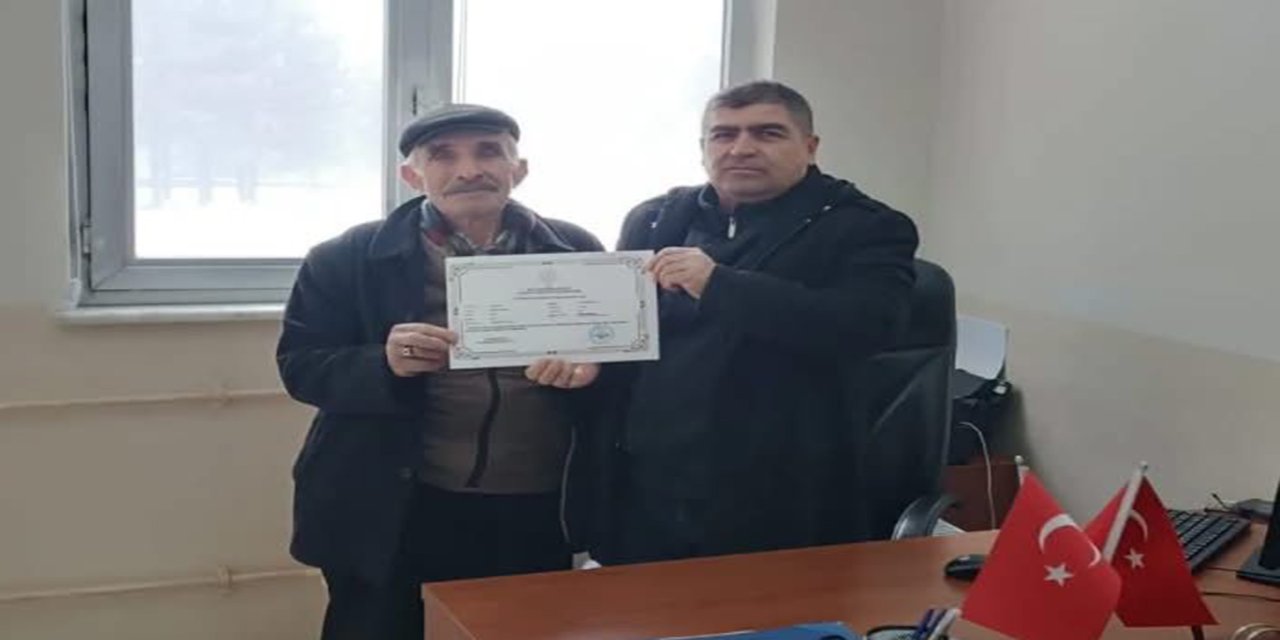 Malatyalı dededen azmin zaferi: 82 yaşında okuma-yazma kursunu başarıyla tamamladı