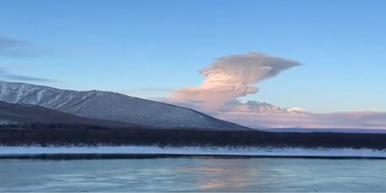 Rusya'daki Şiveluç Yanardağı bir günde iki kez patladı
