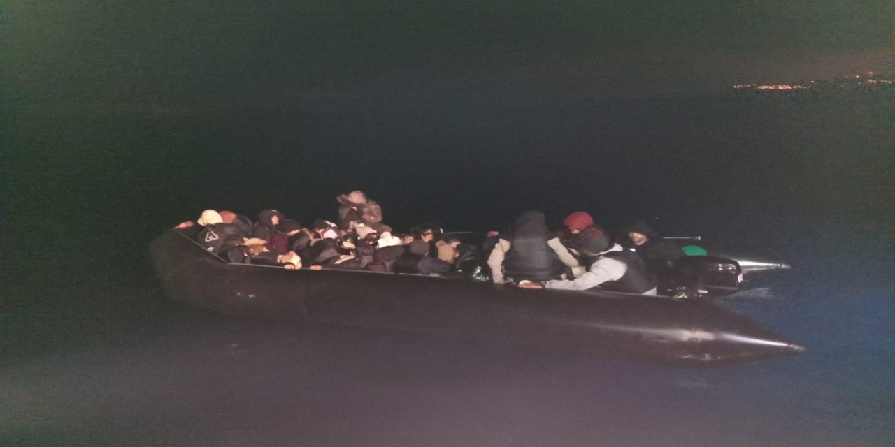 İzmir açıklarında 33 düzensiz göçmen yakalandı