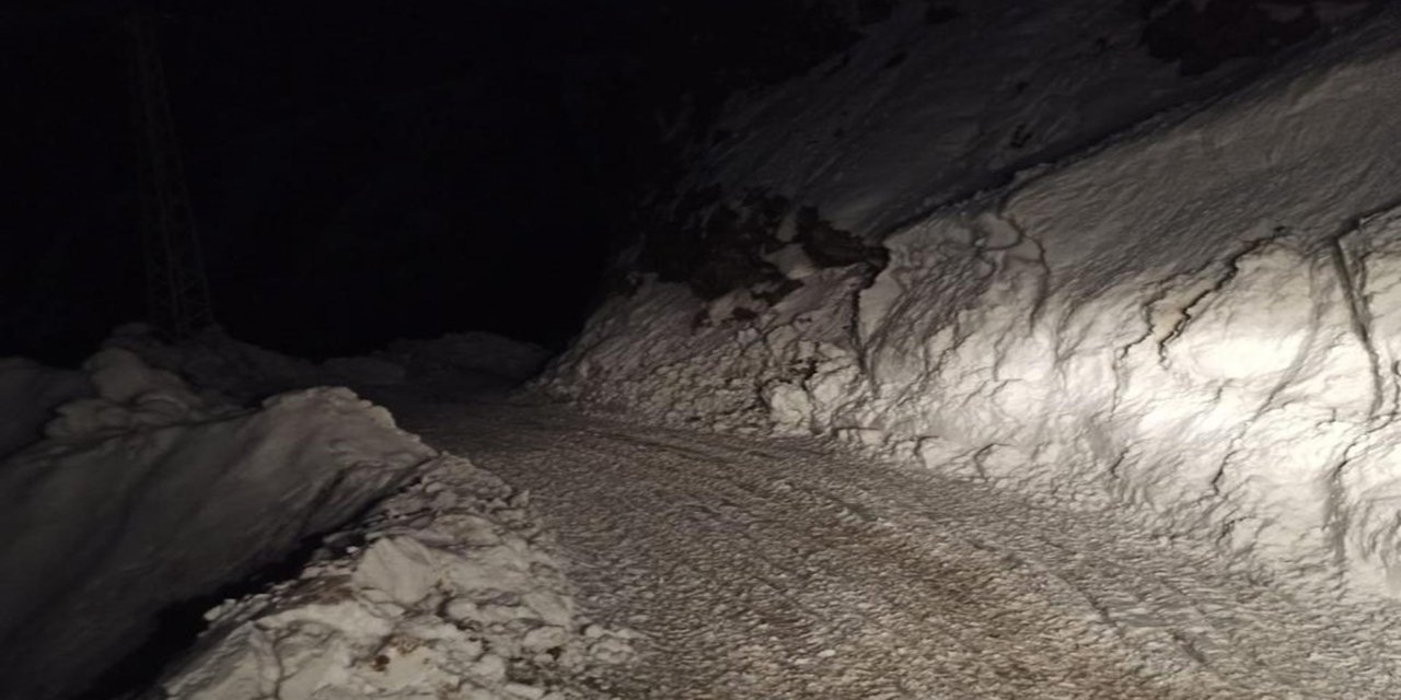 Siirt'te köy yoluna düşen çığ temizlendi